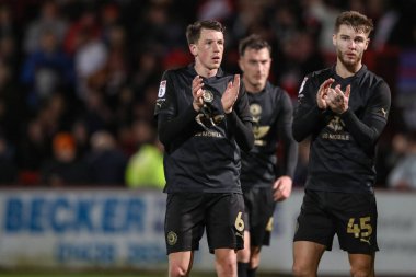 Barnsley 'li Mal de Gevigney, 9 Nisan 2024' te İngiltere 'nin Stevenage Stevenage Stadyumu' nda oynanan Sky Bet 1 karşılaşmasında gezgin taraftarları alkışlıyor.