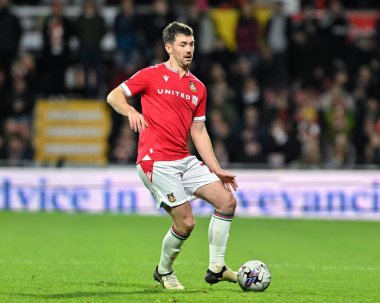 Wrexham 'dan Thomas O' Connor 9 Nisan 202 'de Wrexham' a karşı Crawley Town SToK Cae Ras, Wrexham, İngiltere 'de oynanan maçta pas attı.