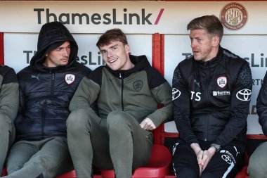 Barnsley 'den Max Watters ve Barnsley' den Luca Connell ve Jon Stead, 9 Nisan 202 'de İngiltere' deki Lamex Stevenage Stevenage 'e karşı oynanan Sky Bet 1 maçı sırasında yedek kulübesinde oturdular.
