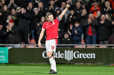 Wrexham 'dan Paul Mullin, 9 Nisan 202' de SToK Cae Ras, Wrexham, Birleşik Krallık 'ta oynanan Wrexham-Crawley Town maçında 4-0' lık Wrexham maçına çıkma hedefini kutluyor.