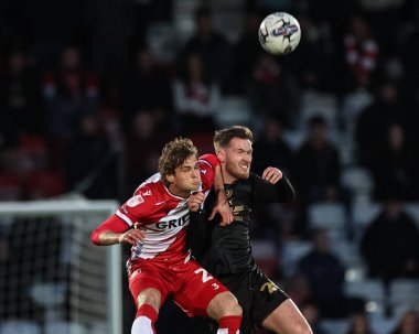 Barnsley 'den Jamie McCart ve Stevenage Ligi 1 maçında Stevenage, Barnsley' e karşı Lamex Stevenage, İngiltere 'de 9 Nisan 202' de oynanan Stevenage maçında Stevenage ve Stevenage 'den Aaron Pressley.