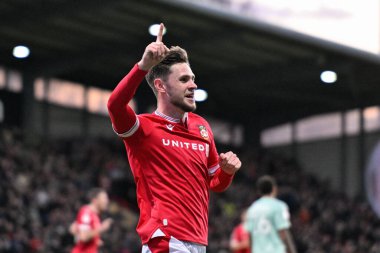 Wrexham 'dan Ryan Barnett, 9 Nisan 202' de SToK Cae Ras, Wrexham, Birleşik Krallık 'ta oynanan Wrexham-Crawley Town maçında 1-0 Wrexham' a ulaşma golünü kutluyor.