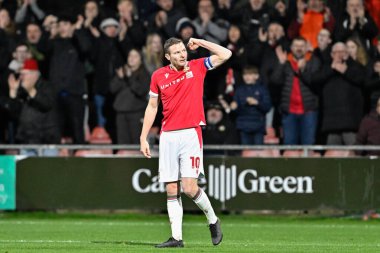 Wrexham 'dan Paul Mullin, 9 Nisan 202' de SToK Cae Ras, Wrexham, Birleşik Krallık 'ta oynanan Wrexham-Crawley Town maçında 4-0' lık Wrexham maçına çıkma hedefini kutluyor.
