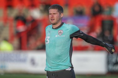 Maç öncesi ısınma oturumunda Barnsley 'li Ben Killip, 9 Nisan 202' de İngiltere 'nin Stevenage Stadyumu' nda oynanan Sky Bet 1 karşılaşmasında Stevenage - Barnsley maçında