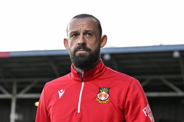 Wrexham 'dan Steven Fletcher, 9 Nisan 202' de Wrexham - Crawley Town SToK Cae Ras, Wrexham, İngiltere 'de oynanan maçta maçın öncesinde yedek kulübesine doğru yürüyor.