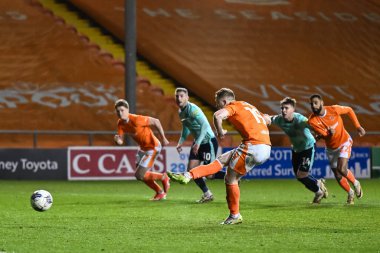 Blackpool 'dan Shayne Lavery Fleetwood Town' dan Jay Lynch tarafından 9 Nisan 202 'de Bloomfield Road, Blackpool' da oynanan Blackpool-Fleetwood Town maçında kurtarıldı.