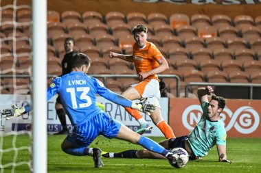 Blackpool 'dan Jake Beesley gol atıyor ama Fleetwood Kasabası' ndan Jay Lynch tarafından 9 Nisan 202 'de Bloomfield Road, Blackpool' da oynanan Blackpool-Fleetwood maçında kurtarıldı.
