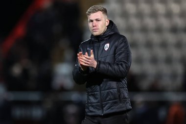 Barnsley 'den Sam Cosgrove, 9 Nisan 202' de İngiltere 'nin Stevenage stadyumunda oynanan Sky Bet 1 karşılaşmasında seyircileri alkışlıyor.