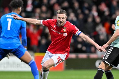 Wrexham 'dan Paul Mullin, 9 Nisan 202' de SToK Cae Ras, Wrexham, Birleşik Krallık 'ta oynanan Wrexham-Crawley Town maçında 2-0' lık Wrexham maçına çıkma hedefini kutluyor.