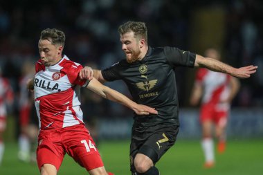 Barnsley 'den Nicky Cadden ve Stevenage Ligi 1 maçında Stevenage, Barnsley' e karşı Lamex Stevenage, İngiltere 'de 9 Nisan 202' de oynanan Stevenage maçında Stevenage ve Kane Smith top için mücadele etti.