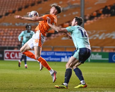 Blackpool 'dan Jake Beesley 9 Nisan 202' de Bloomfield Road, Blackpool 'daki Blackpool-Fleetwood Town maçında topu kontrol ediyor.