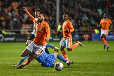 Blackpool 'dan CJ Hamilton, 9 Nisan 202' de Bloomfield Road, Blackpool 'da oynanan Blackpool-Fleetwood Town maçında Fleetwood Town maçının hemen dışında Fleetwood Town' dan Jay Lynch 'e faul yaptı.