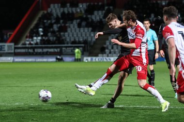 Barnsley 'den John Mcatee, 9 Nisan 202' de İngiltere 'nin Lamex Stadyumu' nda Stevenage Barnsley 'e karşı oynadığı Sky Bet 1 maçında kalede şut çekiyor.