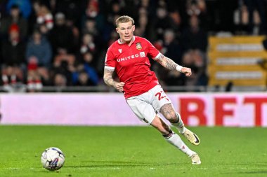 Wrexham takımından James McClean, 9 Nisan 202 'de Wrexham' a karşı Crawley Town SToK Cae Ras, Wrexham, İngiltere 'de oynanan maçta topu kovalıyor.