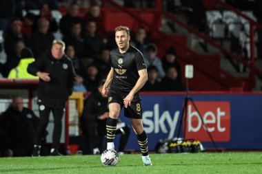 Barnsley 'den Herbie Kane 9 Nisan 202' de İngiltere 'de Lamex Stadyumu' nda Stevenage ile Barnsley arasındaki Sky Bet 1 karşılaşmasında topla birlikte.