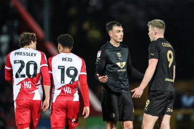 Barnsley 'den Josh Earl, 9 Nisan 202' de Lamex Stevenage, İngiltere 'de oynanan Sky Bet 1 karşılaşmasında Barnsley' den Sam Cosgrove ile konuştu.