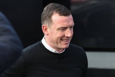 Neill Collins Barnsley 'in baş antrenörü, 9 Nisan 202' de İngiltere 'deki Lamex Stadyumu' nda Stevenage ve Barnsley arasındaki Sky Bet 1 maçı sırasında geldi.
