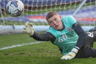 Maç öncesi ısınma oturumunda Barnsley 'den Rogan Ravenhill, 9 Nisan 202' de Lamex Stevenage, İngiltere 'de Stevenage-Barnsley maçında