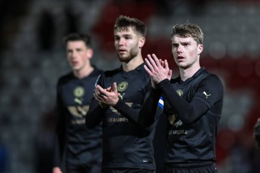 Barnsley 'den Luca Connell, 9 Nisan 202' de İngiltere 'nin Stevenage Stadyumu' nda oynanan Sky Bet 1 karşılaşmasında seyircileri alkışlıyor.