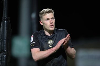 Barnsley 'den Sam Cosgrove, 9 Nisan 202' de Lamex Stevenage, İngiltere 'deki Stevenage-Barnsley maçında elendikten sonra taraftarları alkışlıyor.