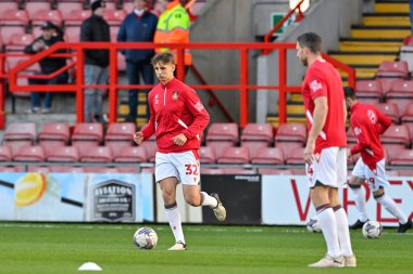 Wrexham 'dan Max Cleworth, 9 Nisan 202' de Wrexham - Crawley Town maçında Wrexham - SToK Cae Ras, Wrexham, İngiltere maçında ısındı.
