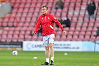 Wrexham 'dan Luke Young, 9 Nisan 202' de Wrexham 'a karşı Crawley Town SToK Cae Ras, Wrexham, İngiltere' de oynanan maçın öncesinde ısınıyor.