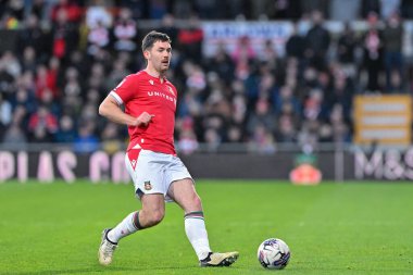 Wrexham 'dan Thomas O' Connor 9 Nisan 202 'de Wrexham' a karşı Crawley Town SToK Cae Ras, Wrexham, İngiltere 'de oynanan maçta pas attı.