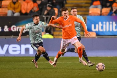 Blackpool 'dan Sonny Carey ve Fleetwood Kasabası' ndan Carl Johnston 9 Nisan 202 'de Bloomfield Road, Blackpool' da oynanan Blackpool-Fleetwood Town maçında top için mücadele etti.