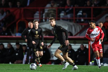 Barnsley 'den John Mcatee, 9 Nisan 202' de İngiltere 'nin Lamex Stadyumu' nda Stevenage ile Barnsley arasındaki Sky Bet 1 karşılaşmasında topla birlikte.
