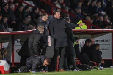 Neill Collins Barnsley teknik direktörü Martin Devaney ile konuşuyor Barnsley ve Jon Stead 'in ilk takım koçu 9 Nisan 202' de Lamex Stadyumu 'nda oynanan Sky Bet 1 maçı Stevenage Barnsley maçında Barnsley' in ilk takım koçu