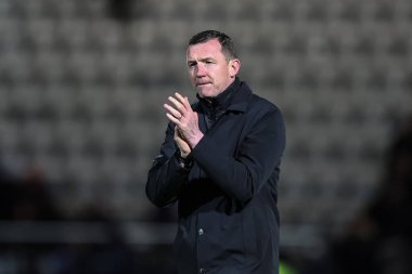 Neill Collins Barnsley teknik direktörü, 9 Nisan 202 'de İngiltere' nin Stevenage Stevenage stadyumunda oynanan Sky Bet 1 karşılaşmasında gezgin taraftarları alkışlıyor.