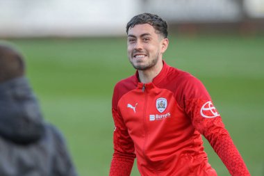 Maç öncesi ısınma oturumunda Barnsley 'den Corey O' Keeffe, 9 Nisan 202 tarihinde Lamex Stevenage, İngiltere 'deki Stevenage-Barnsley maçında