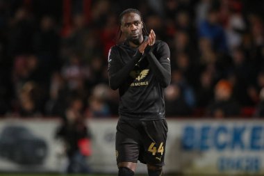 Barnsley 'den Devante Cole, 9 Nisan 202' de Lamex Stevenage, İngiltere 'deki Stevenage-Barnsley maçında oynanan Sky Bet Lig 1 karşılaşmasında gezgin taraftarları alkışlıyor.