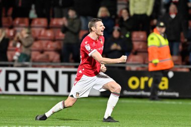 Wrexham 'dan Paul Mullin, 9 Nisan 202' de SToK Cae Ras, Wrexham, İngiltere 'de oynanan Wrexham vs Crawley Town maçında tam zamanlı sonucu kutluyor.