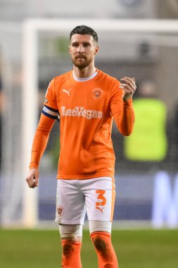Blackpool 'dan James Husband takımına 9 Nisan 202' de Bloomfield Road, Blackpool 'daki Blackpool-Fleetwood Town maçında talimat veriyor.