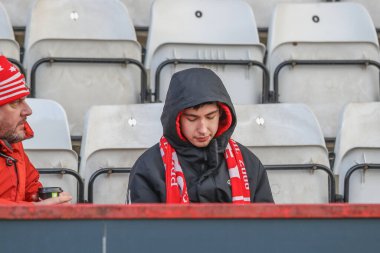 Barnsley taraftarları 9 Nisan 202 'de İngiltere' nin Stevenage Stevenage Stadyumu 'nda oynanan Sky Bet 1 maçı sırasında geldiler.