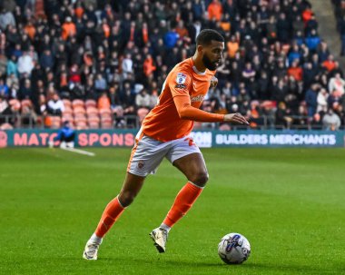 Blackpool 'dan CJ Hamilton, 9 Nisan 202' de Bloomfield Road, Blackpool 'da oynanan Blackpool-Fleetwood Town maçında topa vuruyor.