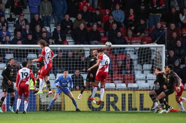 Barnsley 'li Adam Phillips, 9 Nisan 202' de Lamex Stevenage, İngiltere 'deki Stevenage-Barnsley maçında, Sky Bet 1 maçında defans sahasından topu alıyor.
