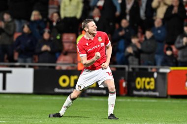 Wrexham 'dan Paul Mullin, 9 Nisan 202' de SToK Cae Ras, Wrexham, İngiltere 'de oynanan Wrexham vs Crawley Town maçında tam zamanlı sonucu kutluyor.
