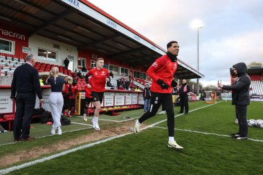 Barnsley 'den Jon Russell ve Barnsley' den Sam Cosgrove, 9 Nisan 202 'de Lamex Stevenage, İngiltere' de oynanan Sky Bet 1 karşılaşmasında Stevenage-Barnsley maçında ısınma turunda.