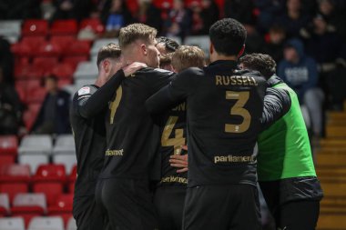 Barnsley 'den Adam Phillips, 9 Nisan 202' de Lamex Stevenage, İngiltere 'de oynanan Sky Bet 1 maçı Stevenage-Barnsley maçında 0-1' lik galibiyetini kutluyor.