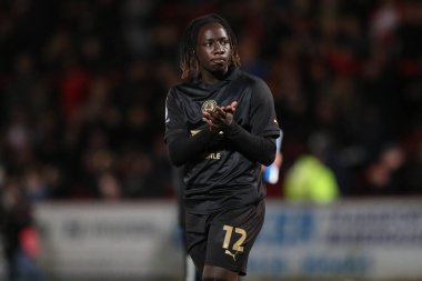 Barnsley 'li Fbio Jal, 9 Nisan 2024' te Lamex Stevenage, İngiltere 'deki Stevenage-Barnsley maçında oynanan Sky Bet Lig 1 maçı sonrasında gezgin taraftarları alkışlıyor.