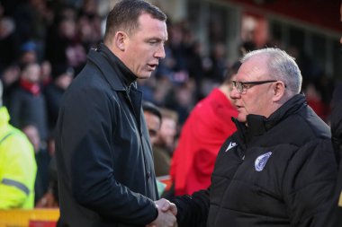 Stevenage teknik direktörü Steve Evans, 9 Nisan 202 'de Lamex Stevenage, İngiltere' de oynanan Sky Bet 1 maçı Stevenage-Barnsley maçında Neill Collins baş antrenörüyle tokalaşıyor.