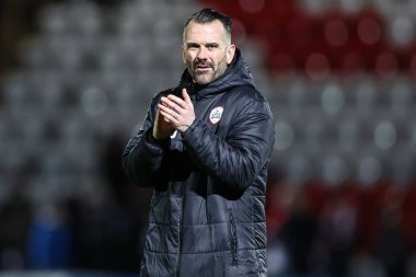 Martin Devaney, 9 Nisan 202 'de İngiltere' nin Stevenage Stevenage Stadyumu 'nda oynanan Sky Bet 1 karşılaşmasında gezgin taraftarları alkışlıyor.