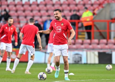 Wrexham 'dan Eoghan O' Connell, 9 Nisan 202 'de Wrexham' a karşı Crawley Town, SToK Cae Ras, Wrexham, Birleşik Krallık 'ta oynanan karşılaşma öncesinde ısınıyor.