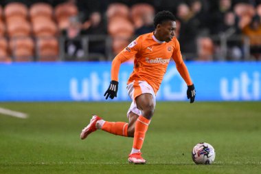 Blackpool 'dan Karamoko Dembele, 9 Nisan 202' de Bloomfield Road, Blackpool 'da oynanan Blackpool-Fleetwood Town maçında topla bir çıkış yaptı.