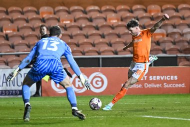 Blackpool 'dan Jake Beesley, 9 Nisan 202' de Bloomfield Road, Blackpool 'da oynanan Blackpool-Fleetwood Town maçında kalede şut çekiyor.