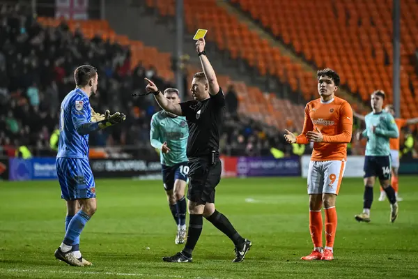 Hakem Ross Joyce, Fleetwood Townlu Jay Lynch 'e 9 Nisan 202' de Bloomfield Road, Blackpool, İngiltere 'deki Blackpool-Fleetwood Town maçında sarı kart verdi.