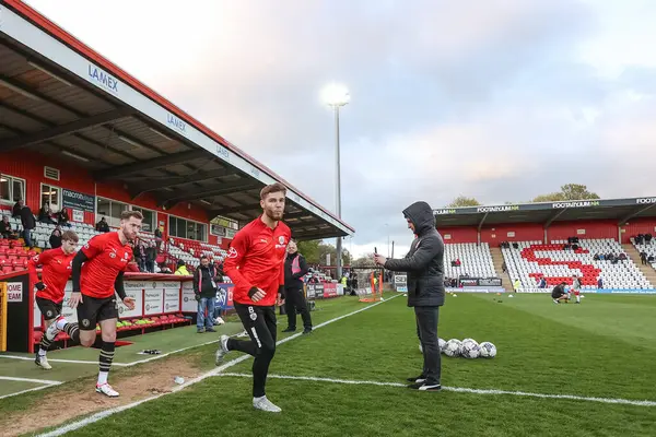 Maç öncesi ısınma oturumunda Barnsley 'den John Mcatee, 9 Nisan 202' de İngiltere 'nin Stevenage Stevenage Stadyumu' nda Stevenage-Barnsley maçında