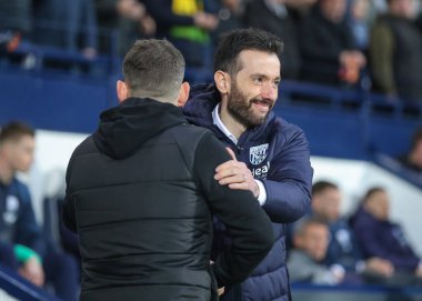 İki teknik direktör Leam Richardson, West Bromwich Albion 'un antrenörü Carlos Corbern ve Rotherham United' ın menajeri West Bromwich Albion, The Hawthorns 'da oynanan Sky Bet Şampiyonası maçında el sıkıştı.